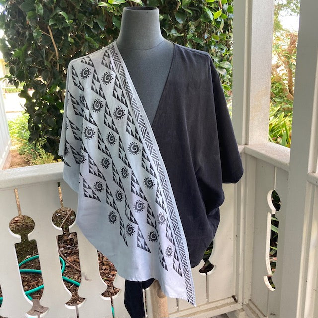 Ohe Kapala TIE Blouse in Black and White the Mauna