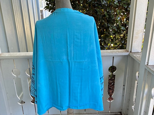 Ohe Kapala Shrug in Turquoise with the Mauna, Maile and Lauhala