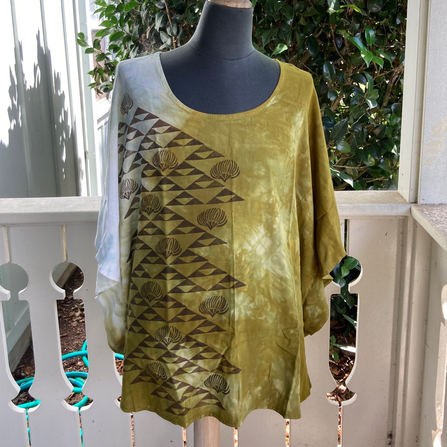 SIZE XLARGE Ohe Kapala Blouse in Moss with Mauna and Lehua