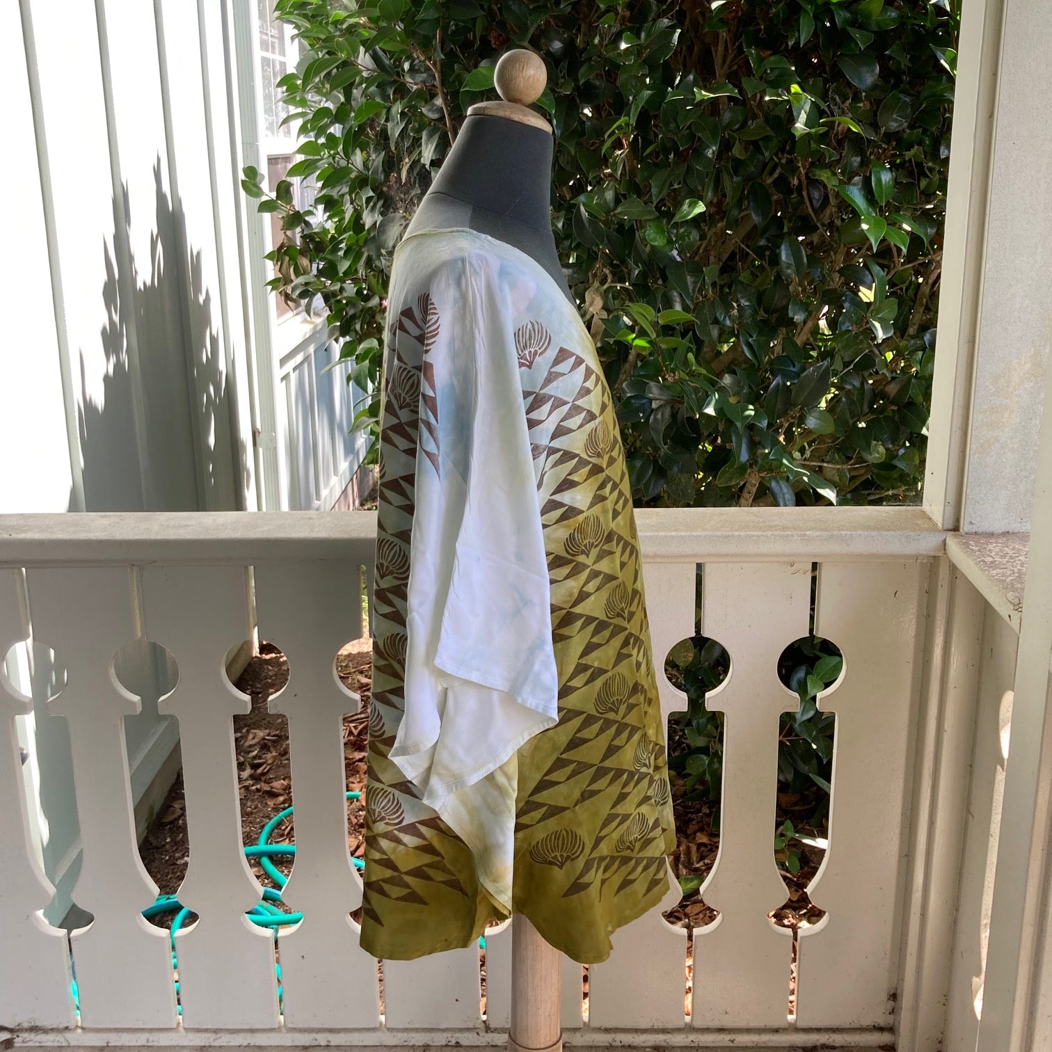 SIZE XLARGE Ohe Kapala Blouse in Moss with Mauna and Lehua