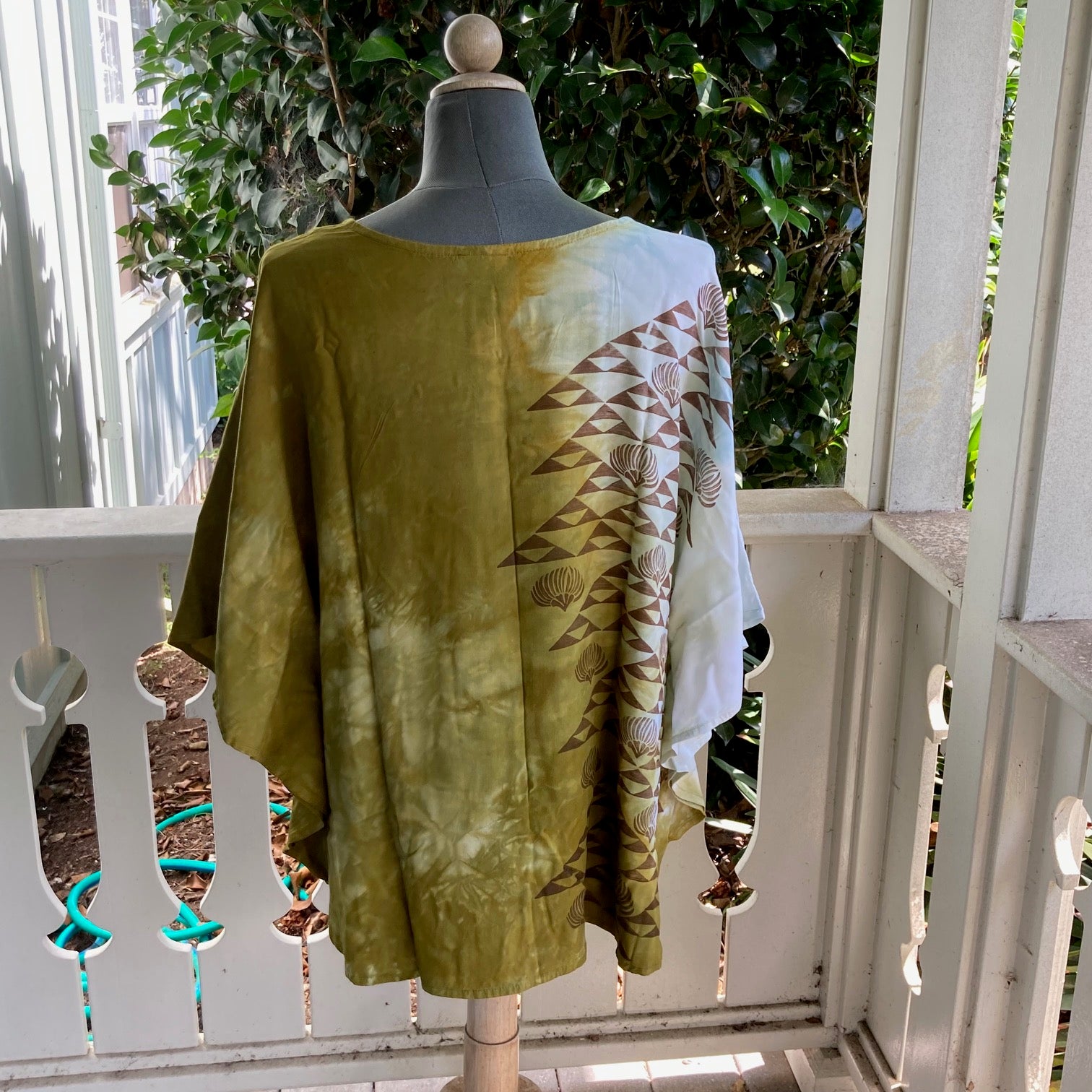 SIZE XLARGE Ohe Kapala Blouse in Moss with Mauna and Lehua