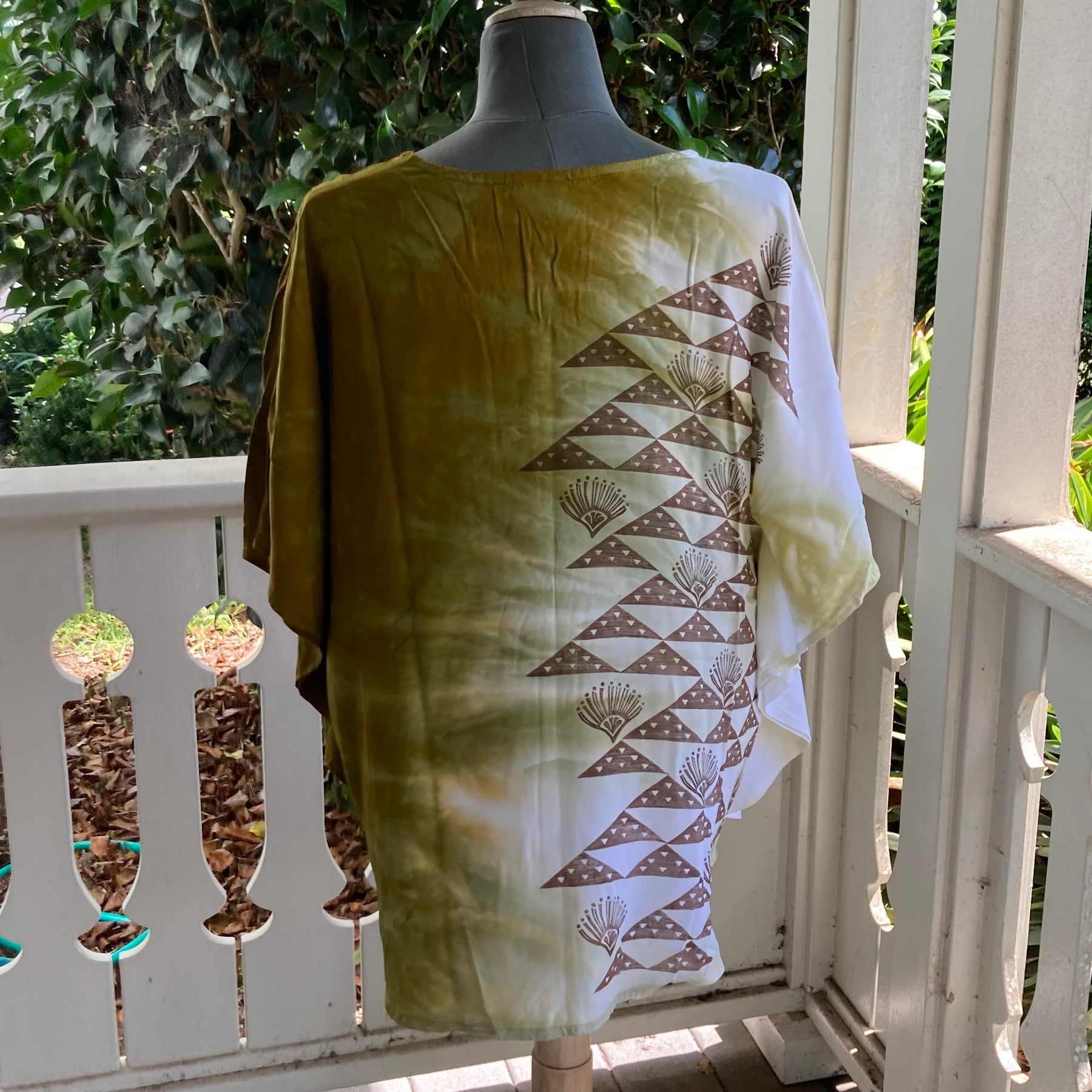 SIZE LARGE Ohe Kapala Blouse in Moss with Mauna and Lehua
