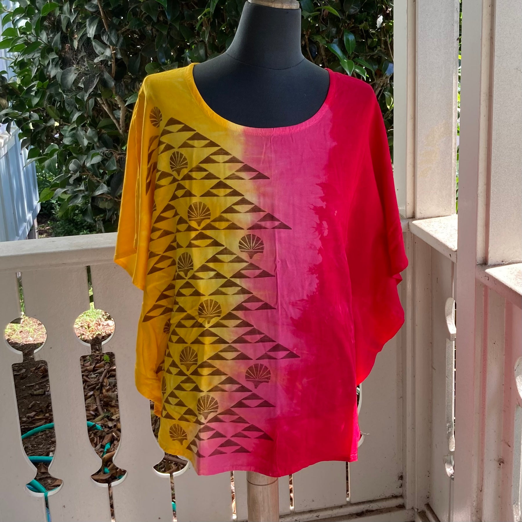 SIZE LARGE Ohe Kapala Blouse in Red and Yellow with Mauna and Lehua