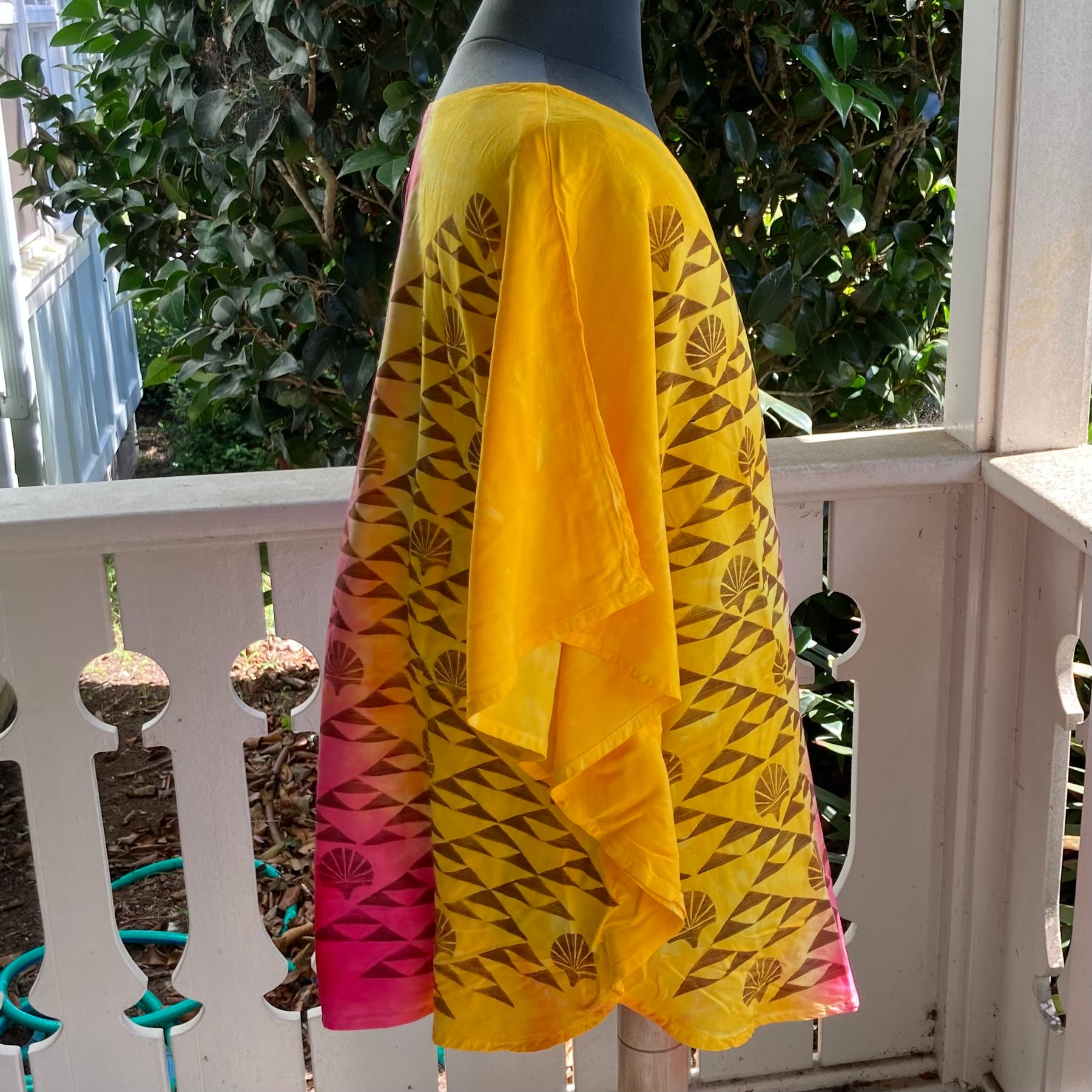 SIZE LARGE Ohe Kapala Blouse in Red and Yellow with Mauna and Lehua