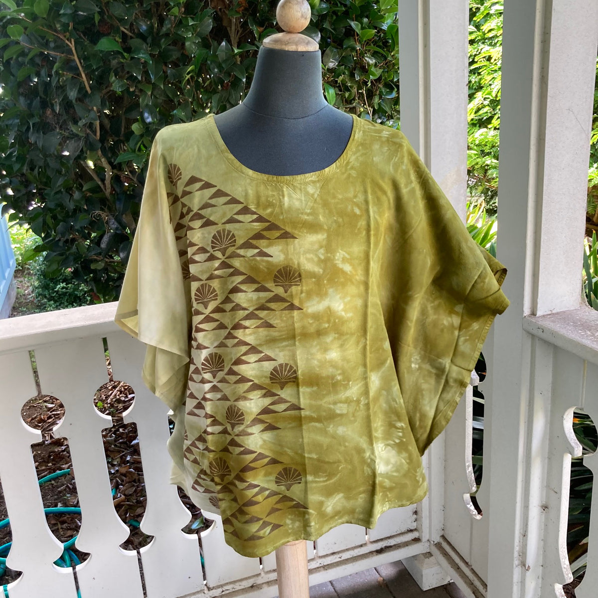 SIZE MEDIUM Ohe Kapala Blouse in Moss with the Manua and Lehua