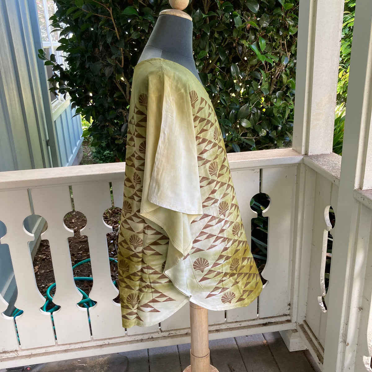 SIZE MEDIUM Ohe Kapala Blouse in Moss with the Manua and Lehua