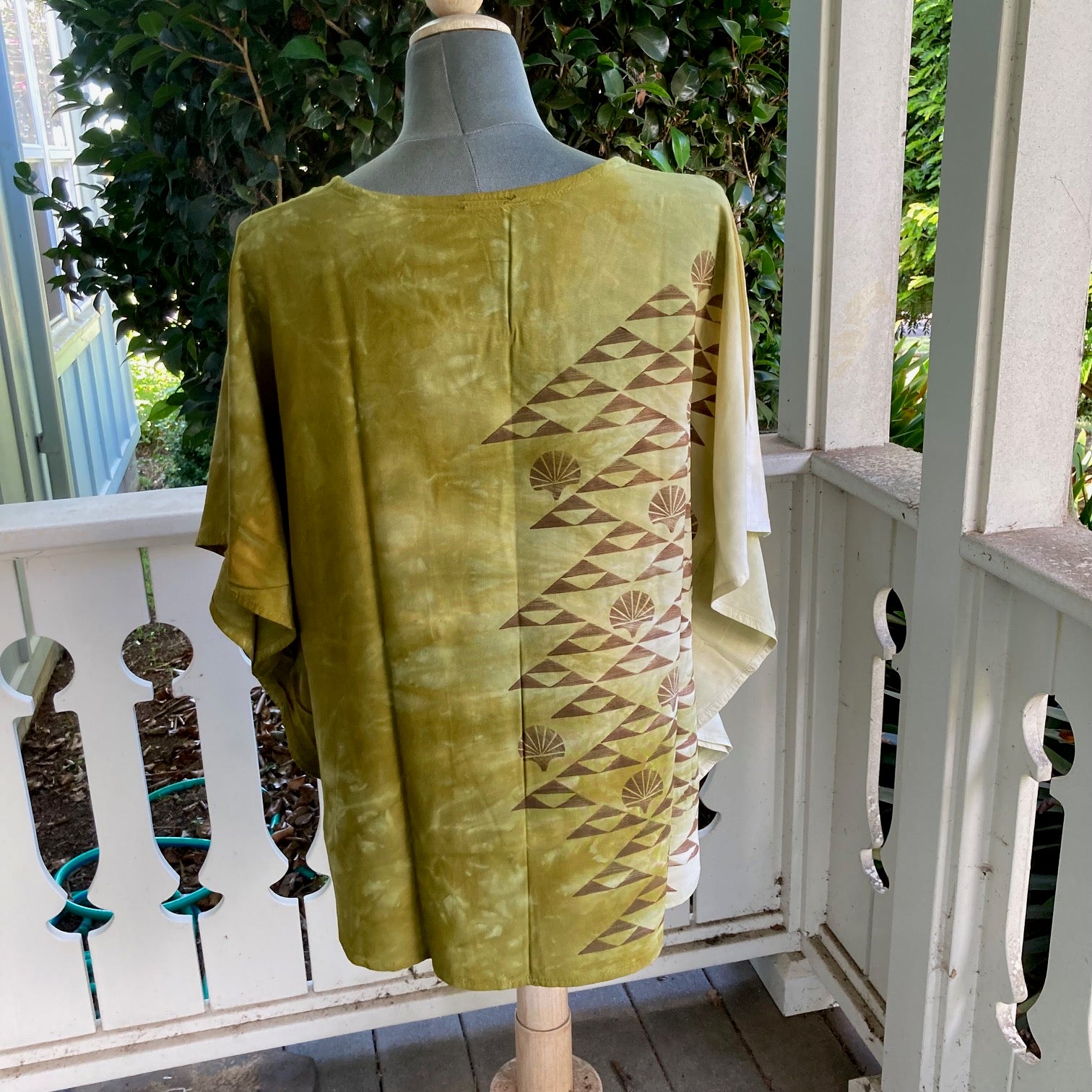 SIZE MEDIUM Ohe Kapala Blouse in Moss with the Manua and Lehua