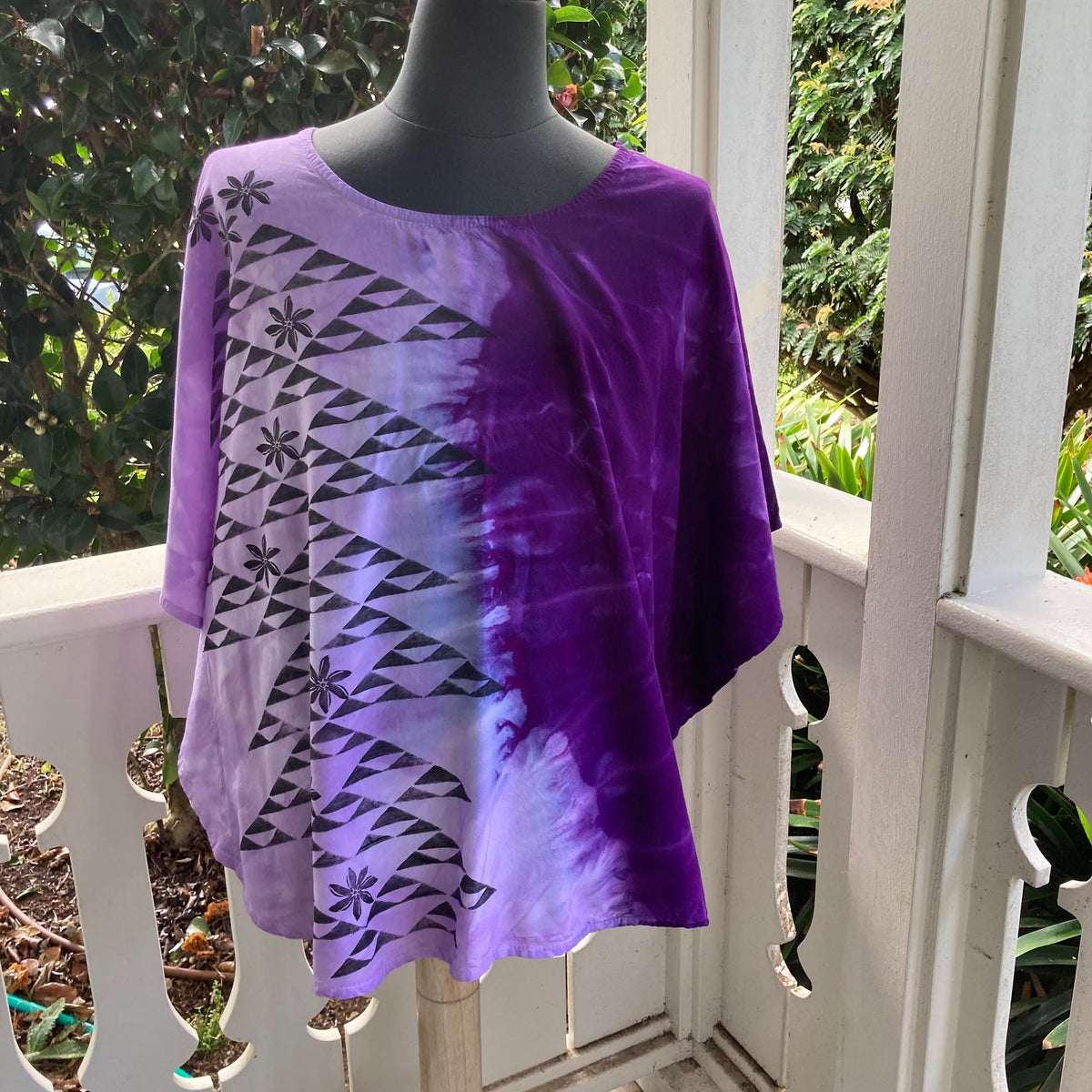 SIZE LARGE  Ohe Kapala Blouse in Purple with Mauna and Plumeria
