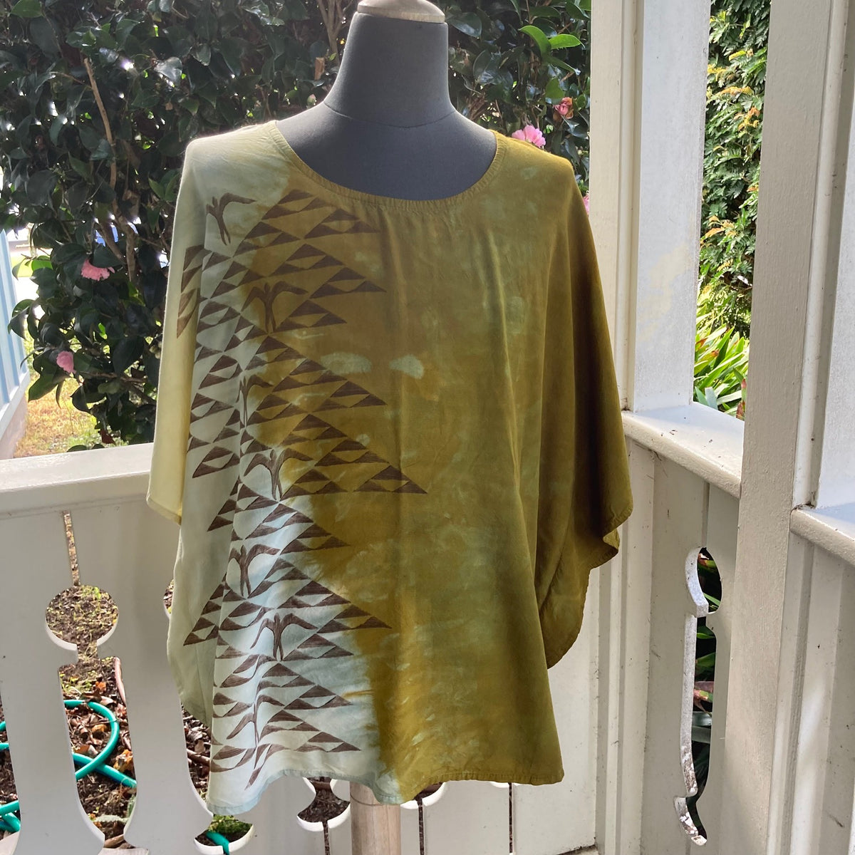 SIZE LARGE  Ohe Kapala Blouse in Moss with Mauna and 'Iwa