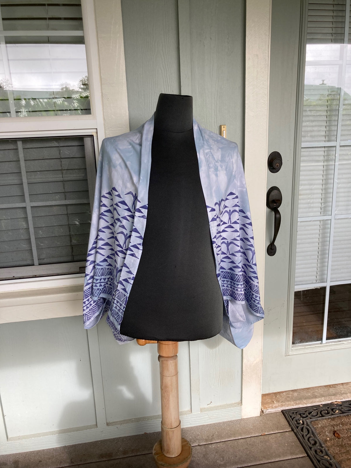 Ohe Kapala Shrug in Gray with the Mauna and 'Iwa