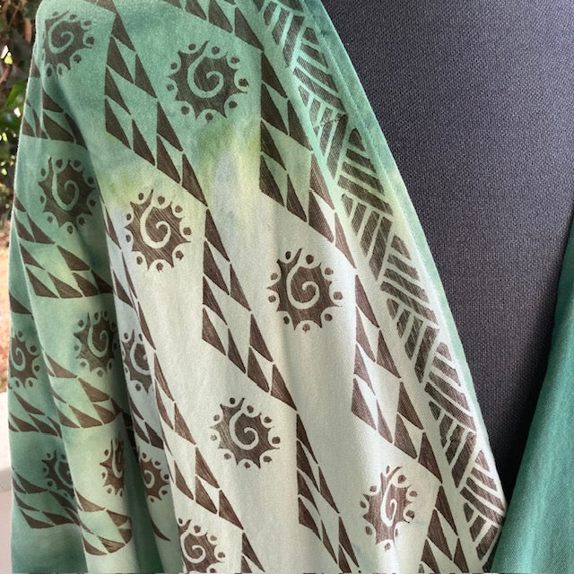 Ohe Kapala TIE Blouse in Green Ombre with the Mauna