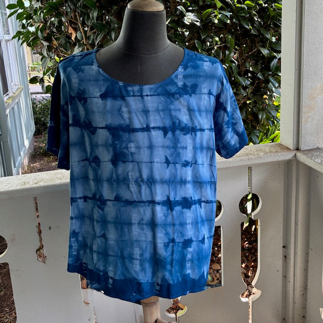 Shibori Scoop Neck Blouse in a Blue in size XLARGE