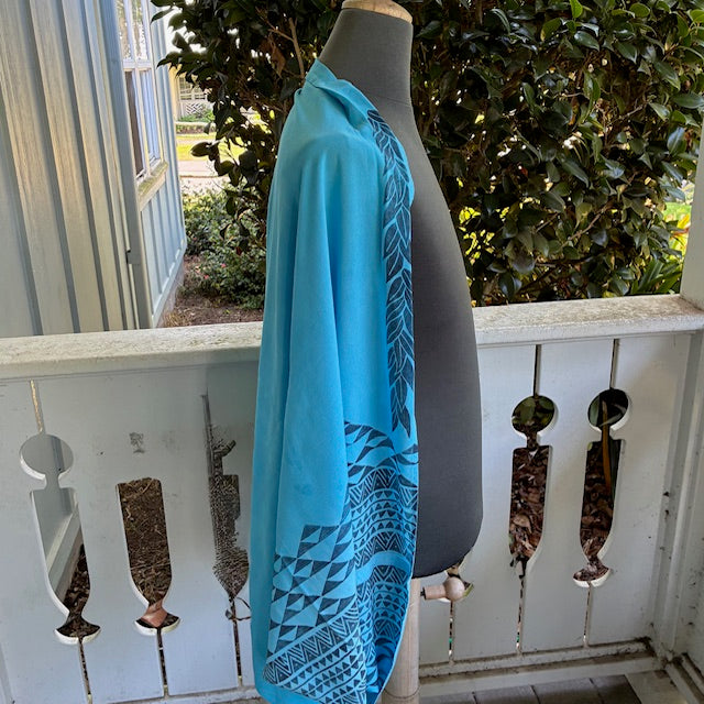 Ohe Kapala Shrug in Turquoise with the Mauna, Maile and Lauhala