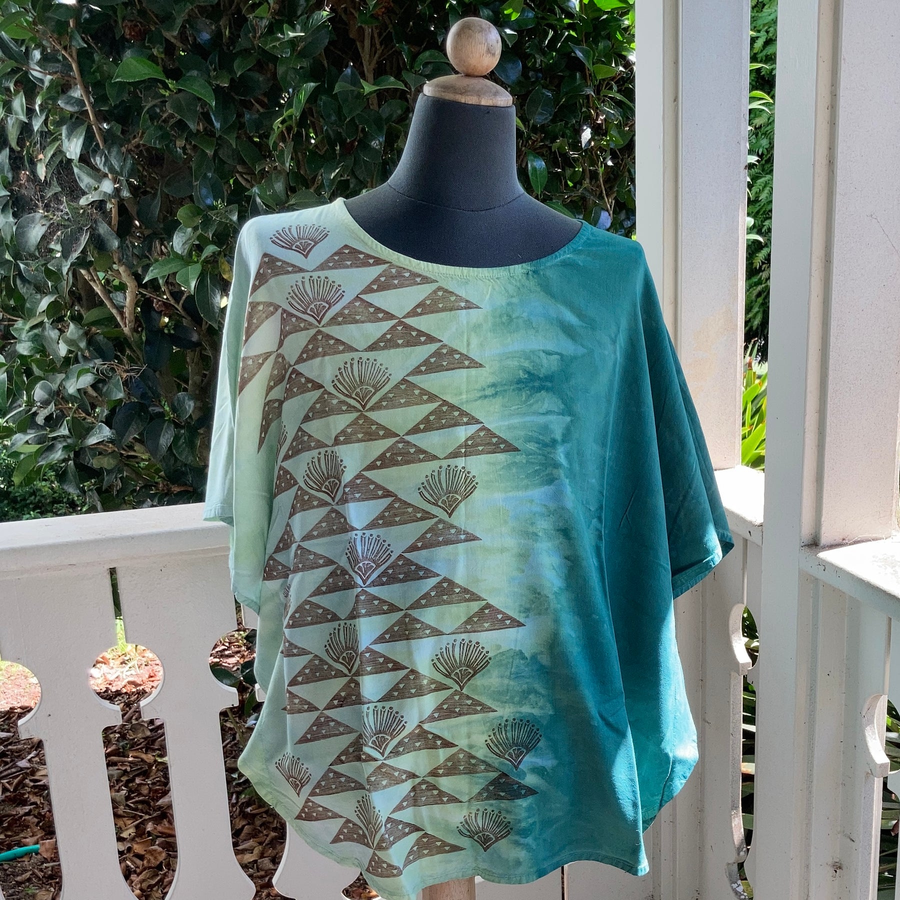 SIZE MEDIUM  Ohe Kapala Blouse in Emerald Green with Mauna and Lehua