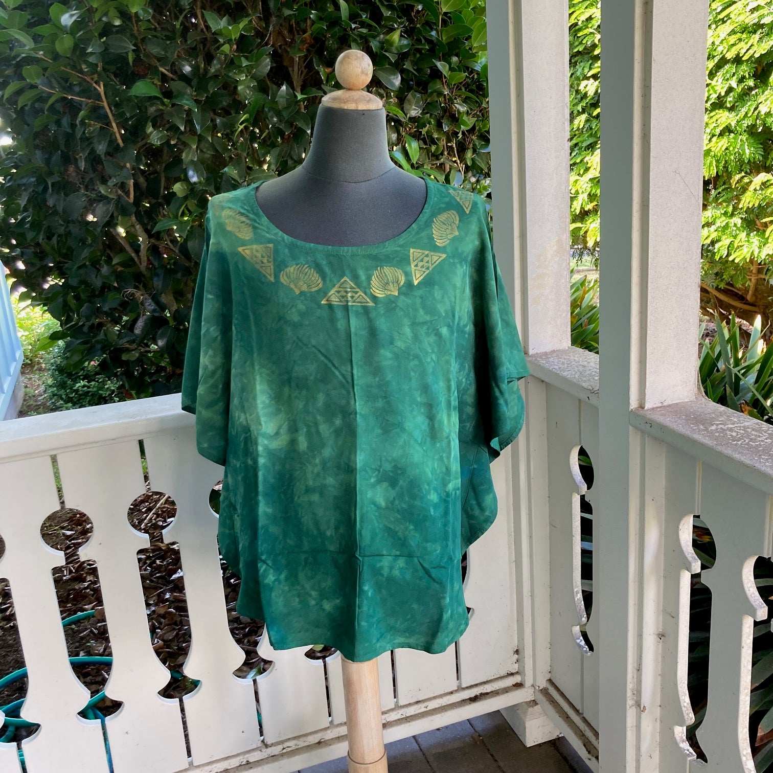 SIZE MEDIUM  Ohe Kapala Blouse in Emerald with Mauna and Lehua