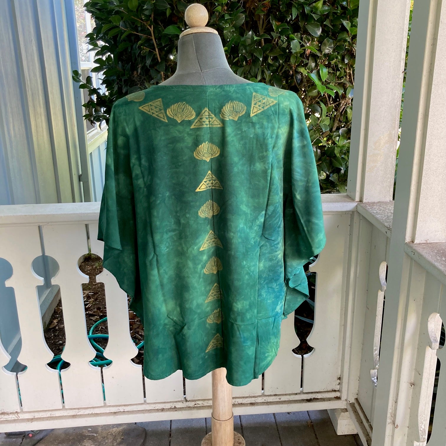 SIZE MEDIUM  Ohe Kapala Blouse in Emerald with Mauna and Lehua