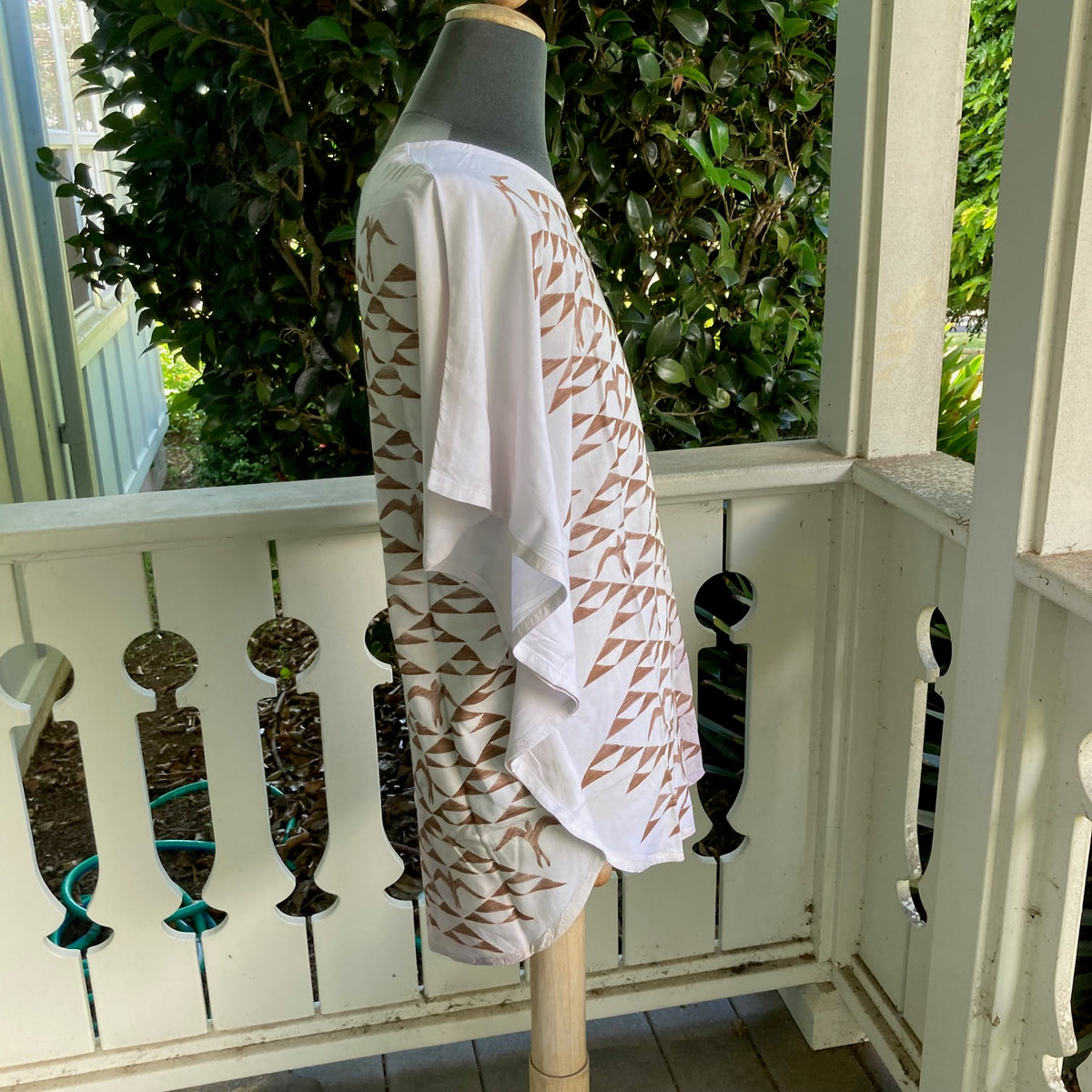 SIZE SMALL Ohe Kapala Blouse in Beige with the Manua and 'Iwa