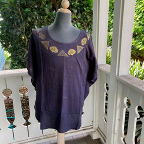 SIZE SMALL Ohe Kapala Blouse in Plum with the Manua and Lehua