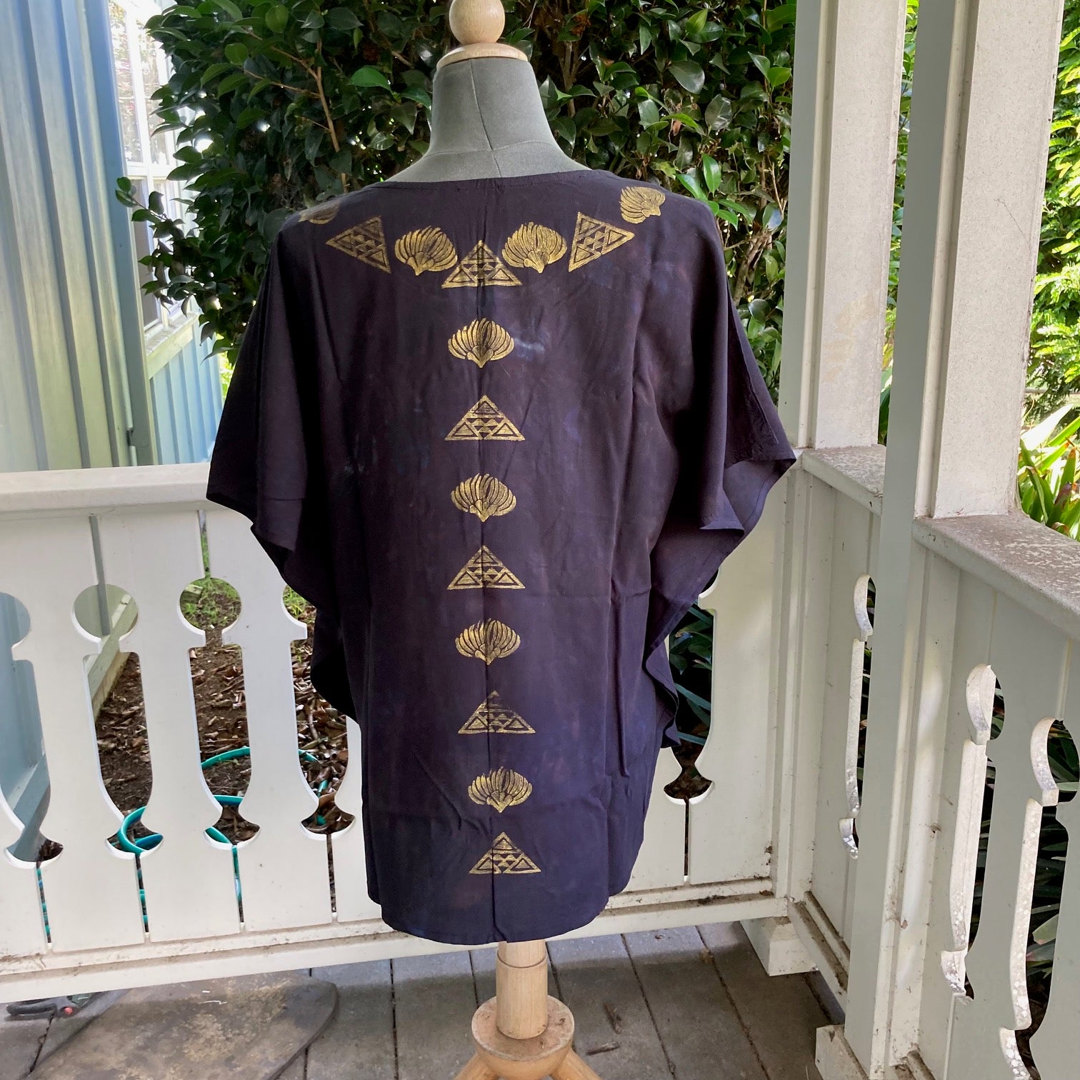 SIZE SMALL Ohe Kapala Blouse in Plum with the Manua and Lehua