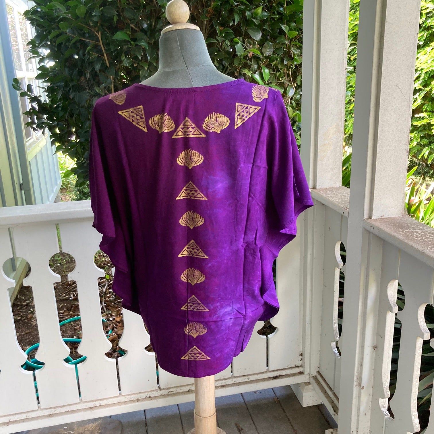 SIZE SMALL Ohe Kapala Blouse in Magenta with the Manua and Lehua