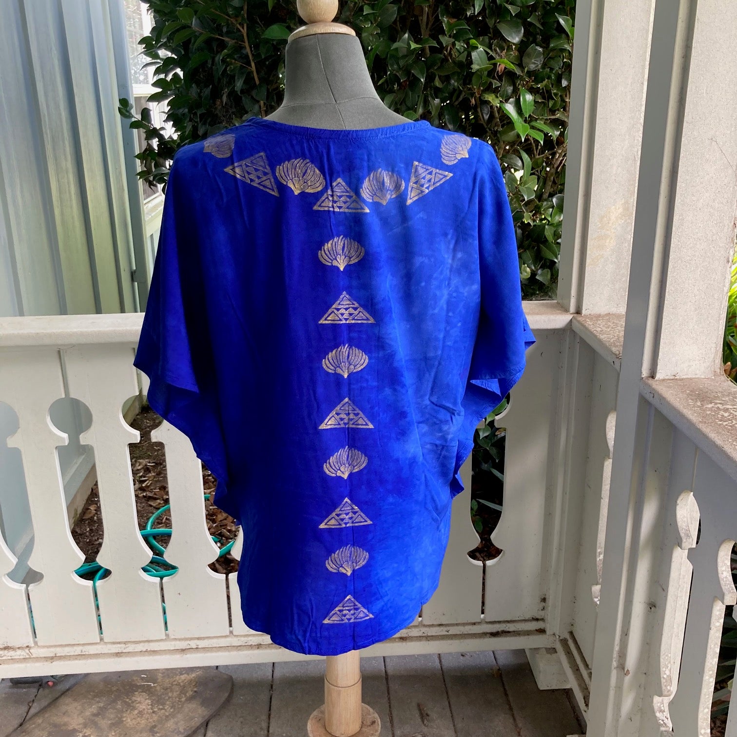 SIZE SMALL Ohe Kapala Blouse in Brilliant Blue with the Manua and Lehua