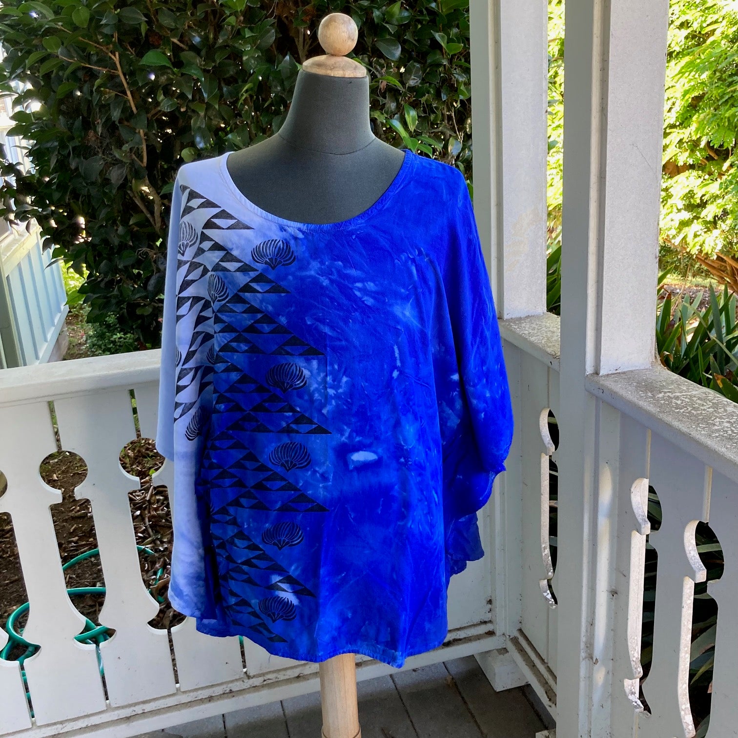 SIZE 2XL  Ohe Kapala Blouse in Brilliant Blue with Mauna and Lehua